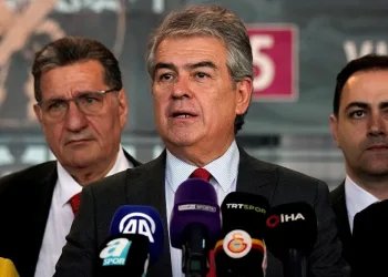 Galatasaray Başkan Adayı Süheyl Batum listesini divan kuruluna teslim etti