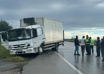 Bursa’da ani fren yapan kamyona 2 araç çarptı: 1 yaralı