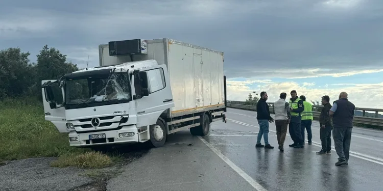 Bursa’da ani fren yapan kamyona 2 araç çarptı: 1 yaralı