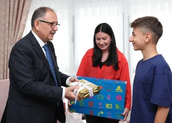 Bakan Özhaseki, depremzede Özgür ailesine misafir oldu