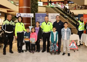 Ordu’da polis ekipleri, Trafik Haftası’nda vatandaşı bilgilendirdi