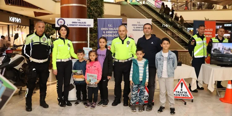 Ordu’da polis ekipleri, Trafik Haftası’nda vatandaşı bilgilendirdi
