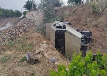 Kontrolden çıkan otomobil şarampole devrildi