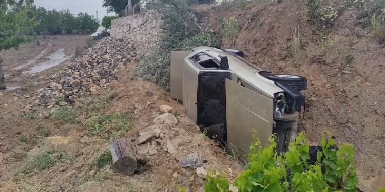 Kontrolden çıkan otomobil şarampole devrildi