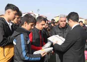 Bingöl’de öğrencilere malzeme desteği