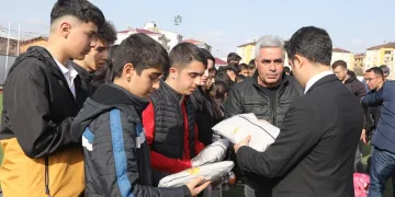 Bingöl’de öğrencilere malzeme desteği