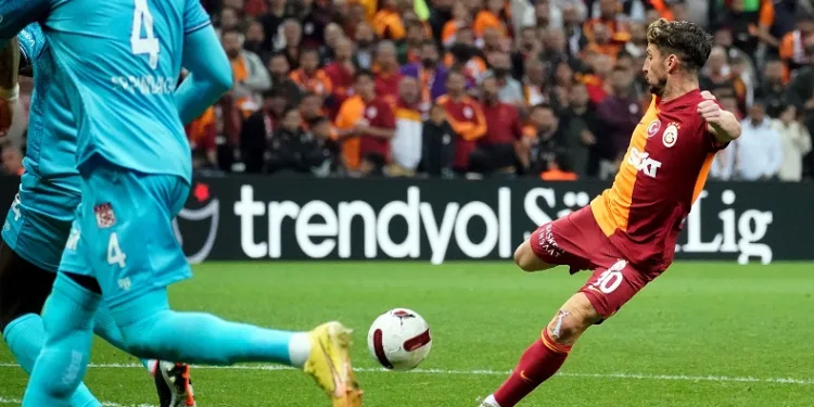 Dries Mertens ligde 8. golüne ulaştı