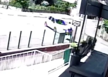 Anne ve çocuğuna otomobil çarptı