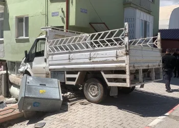 Kamyonetin bahçe duvarına çarptı