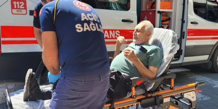 Yürürken protez bacağı çıkan yaşlı adam, protez demirinin kestiği bacağından yaralandı