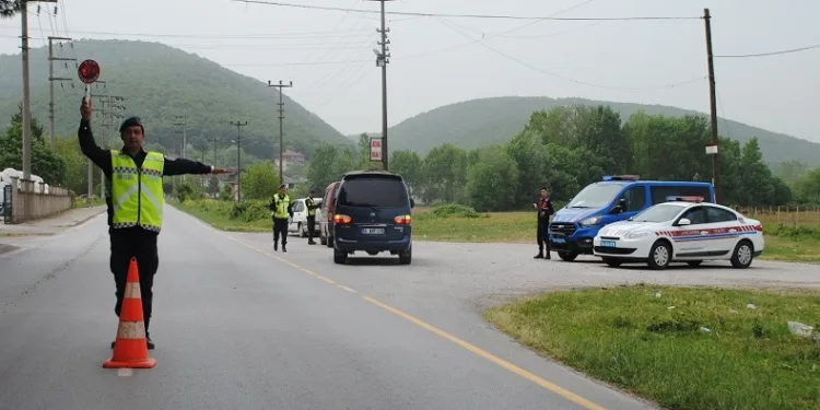 Bir ayda 646 araç ve 222 sürücü trafikten men edildi
