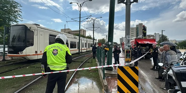 Gaziantep’te tramvayın üzerine yıldırım düştü