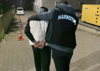 Uyuşturucu suçundan hapis cezaları bulunan 2 kişi yakalandı