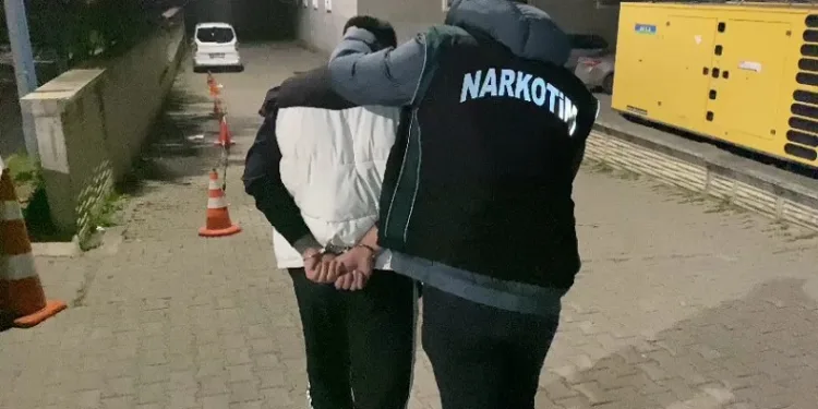 Uyuşturucu suçundan hapis cezaları bulunan 2 kişi yakalandı