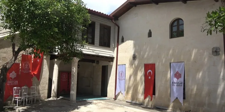 Asrın felaketinde hasar alan 500 yıllık tarihi cami ibadete açıldı