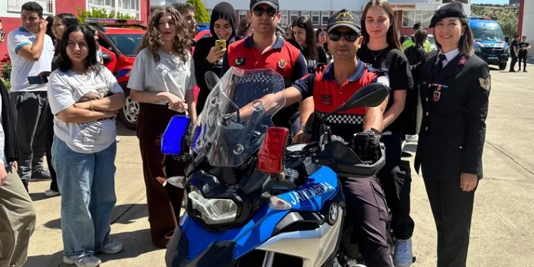 Öğrencilerden jandarmaya yoğun ilgi
