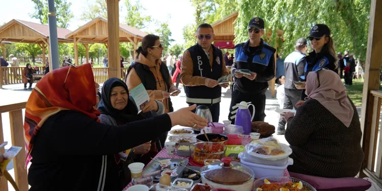 Polisler, Hıdırellez kutlamalarında broşür dağıttı