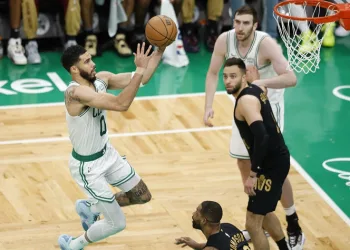 NBA’de Boston Celtics 25 sayı fark attı, seride 1-0 öne geçti