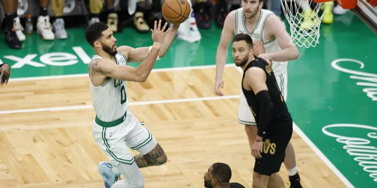 NBA’de Boston Celtics 25 sayı fark attı, seride 1-0 öne geçti