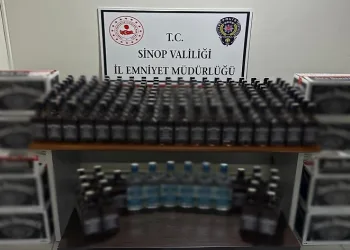 Şüpheli otomobilden 186 adet Sinop’un Gerze ilçesinde polis ekiplerinin durumundan şüphelenerek durdukları otomobilden 186 adet gümrük kaçağı alkol ele geçirildi.çıktı