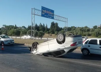 Lastiği patlayan araç devrildi
