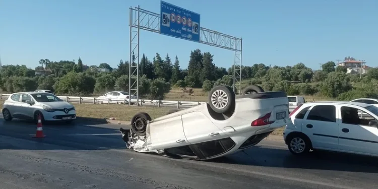 Lastiği patlayan araç devrildi