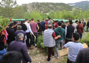 Motosiklet kazasında hayatını kaybeden iki genç yan yana toprağa verildi