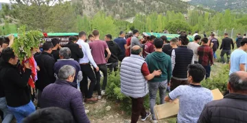 Motosiklet kazasında hayatını kaybeden iki genç yan yana toprağa verildi