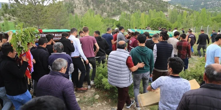 Motosiklet kazasında hayatını kaybeden iki genç yan yana toprağa verildi