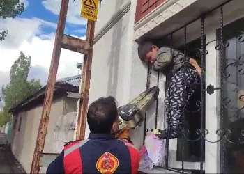 Pencereye sıkışan çocuk itfaiye ekiplerince kurtarıldı
