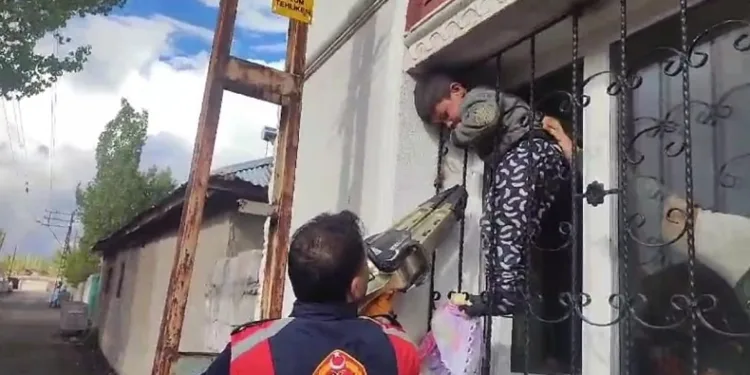 Pencereye sıkışan çocuk itfaiye ekiplerince kurtarıldı