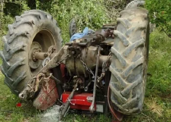 Devrilen traktörün sürücüsü yaralandı