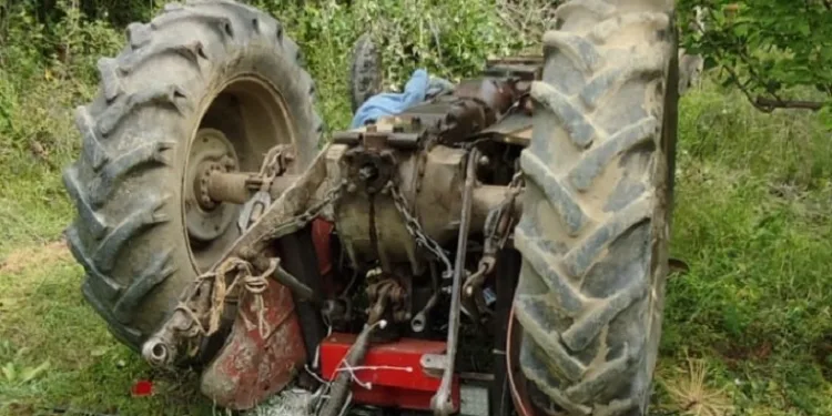 Devrilen traktörün sürücüsü yaralandı