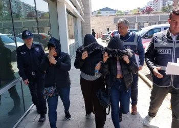 Mağazadan giyim eşyası ve takı çalan 3 kız kardeş yakalandı