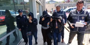 Mağazadan giyim eşyası ve takı çalan 3 kız kardeş yakalandı