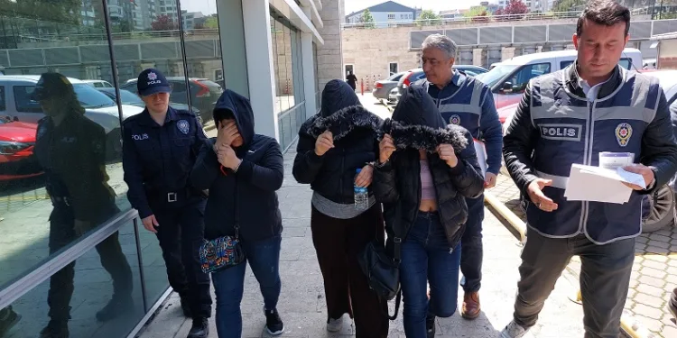 Mağazadan giyim eşyası ve takı çalan 3 kız kardeş yakalandı