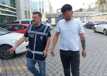 Annesine bıçak çeken genç tutuklandı