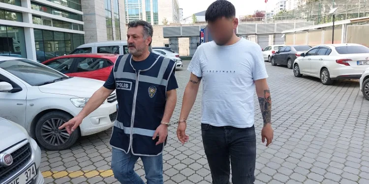 Annesine bıçak çeken genç tutuklandı