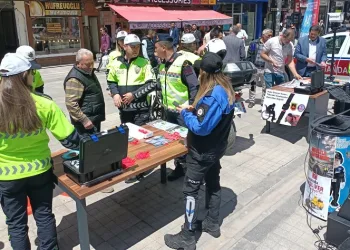 Ağrı’da Trafik Haftası’nda vatandaşlara bilgilendirme