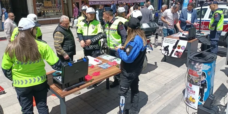 Ağrı’da Trafik Haftası’nda vatandaşlara bilgilendirme