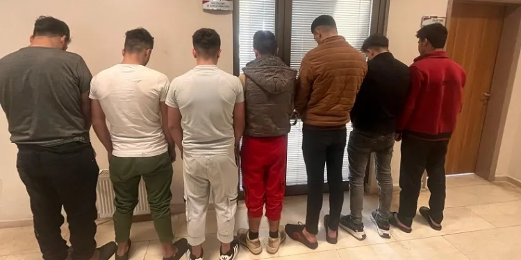 Meskun mahalde havaya silahla ateş açan 9 kişi yakalandı