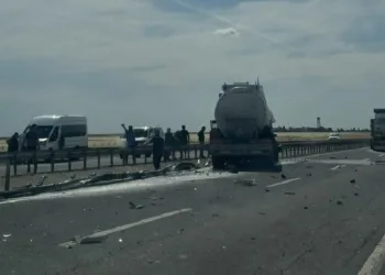 Mardin’de tır bariyerlere çarptı