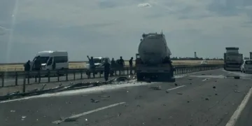 Mardin’de tır bariyerlere çarptı