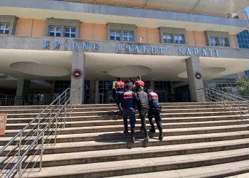 Edirne’de Türk vatandaşlarını yurt dışına kaçırmaya çalışan Iraklılar tutuklandı