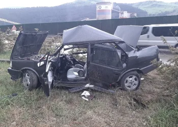 Direğe çarpan otomobil hurdaya döndü