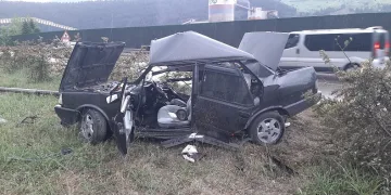 Direğe çarpan otomobil hurdaya döndü