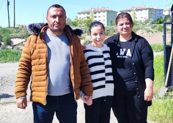 Kızına ve kendisine saldıran 4 köpeği vurarak telef etti