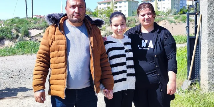 Kızına ve kendisine saldıran 4 köpeği vurarak telef etti