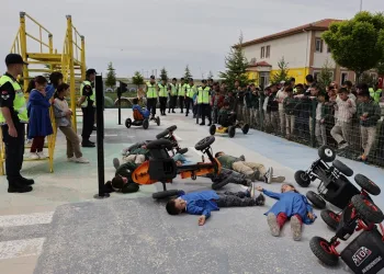 Minik öğrencilere canlandırmalı kaza anında müdahale eğitimi