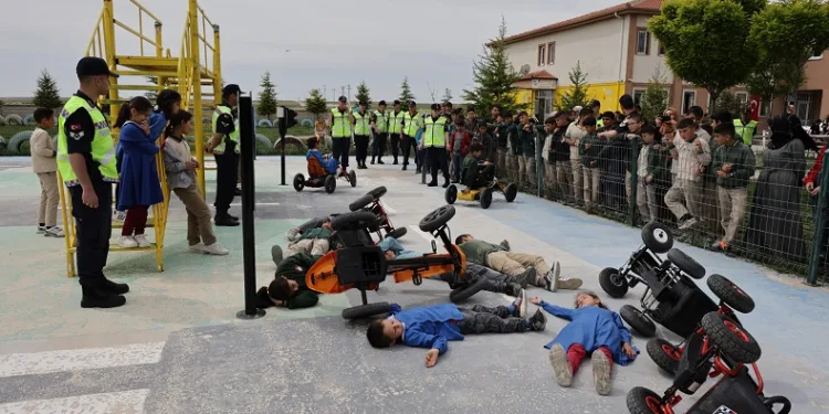 Minik öğrencilere canlandırmalı kaza anında müdahale eğitimi